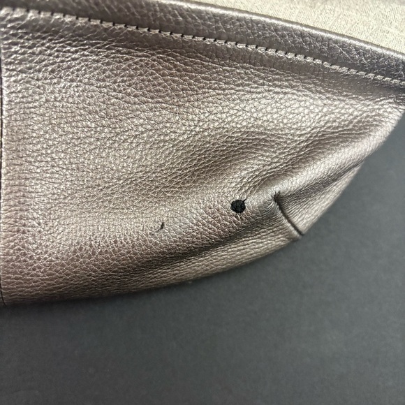 B MAKOWSKY METALLIC SILVER SOFT LEATHER HOBO STYLE HANDBAG - A8 - Picture 2 of 11